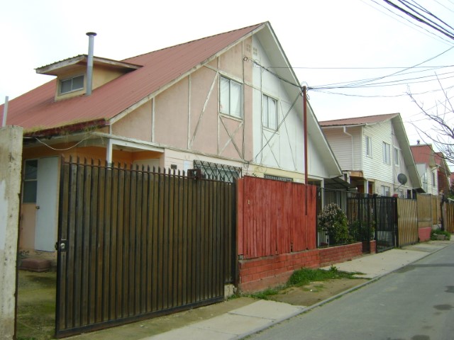 Casa 2 pisos, amplio living comedor, 3 dormitorios, 2 baños.