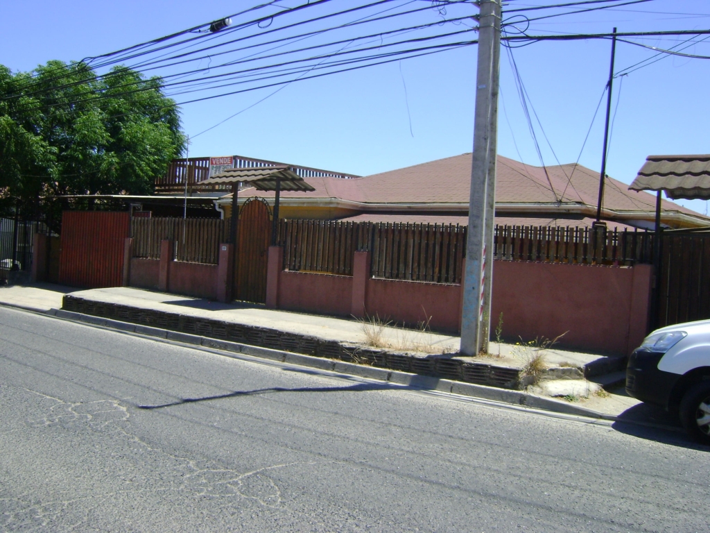 Casa individual, cercano a estación, 4 dormitorios, 2 baños.