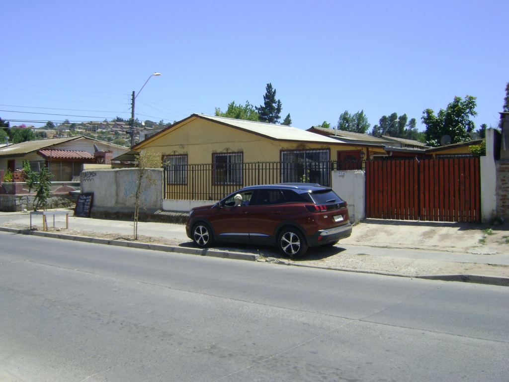 Amplia casa, individual, locomoción a la puerta.