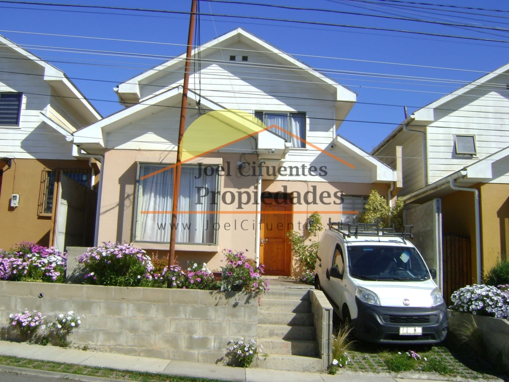 Casa en condominio, individual, 4 dormitorios, 2 baños.