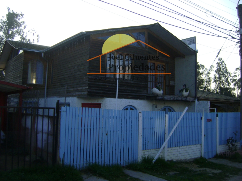 Amplia casa, 2 pisos, 4 dormitorios, 2 baños.
