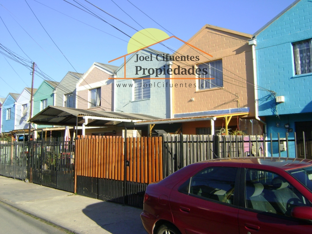Casa sólida, pareada, 3 dormitorios, 2 baños.