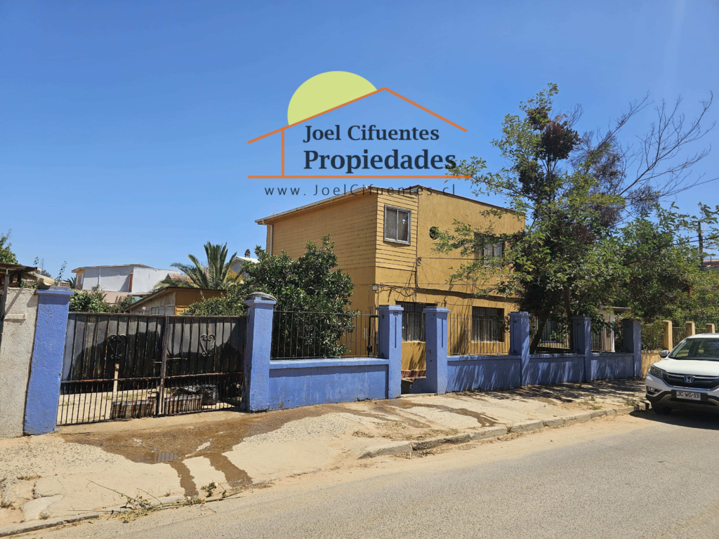 Amplia casa a 2 cuadras de la estación de Peñablanca.