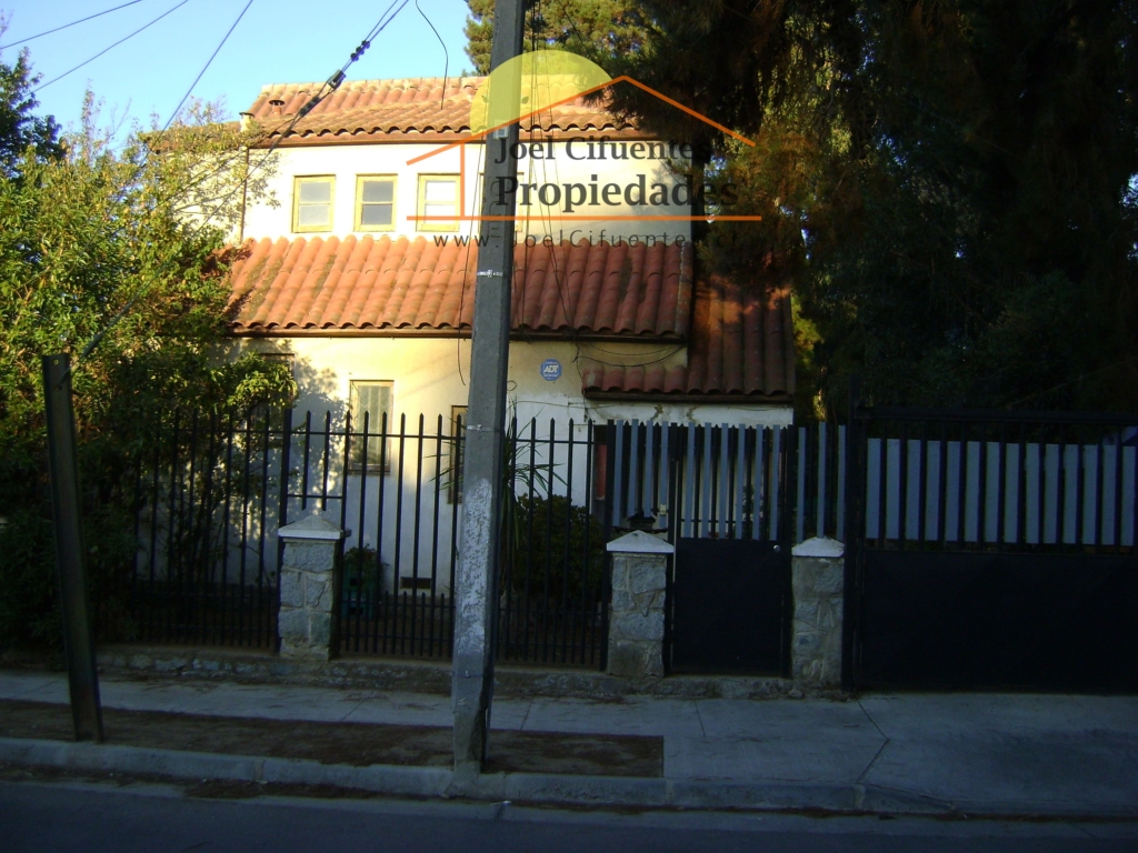 Casa antigua con terreno de 1474 mts2. buena ubicación.